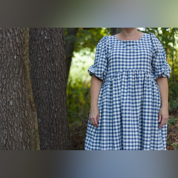 Handmade dress with curved waist detail and back ties - Picture 2 of 4